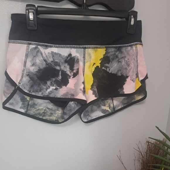 LuluLemon Speed Shorts Citron Tinted Canvas Sz 4 - Picture 7 of 9